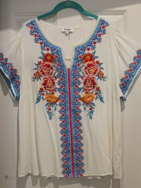 Angel Heart Boutique White Embroidered Floral V-Neck Tunic 2x